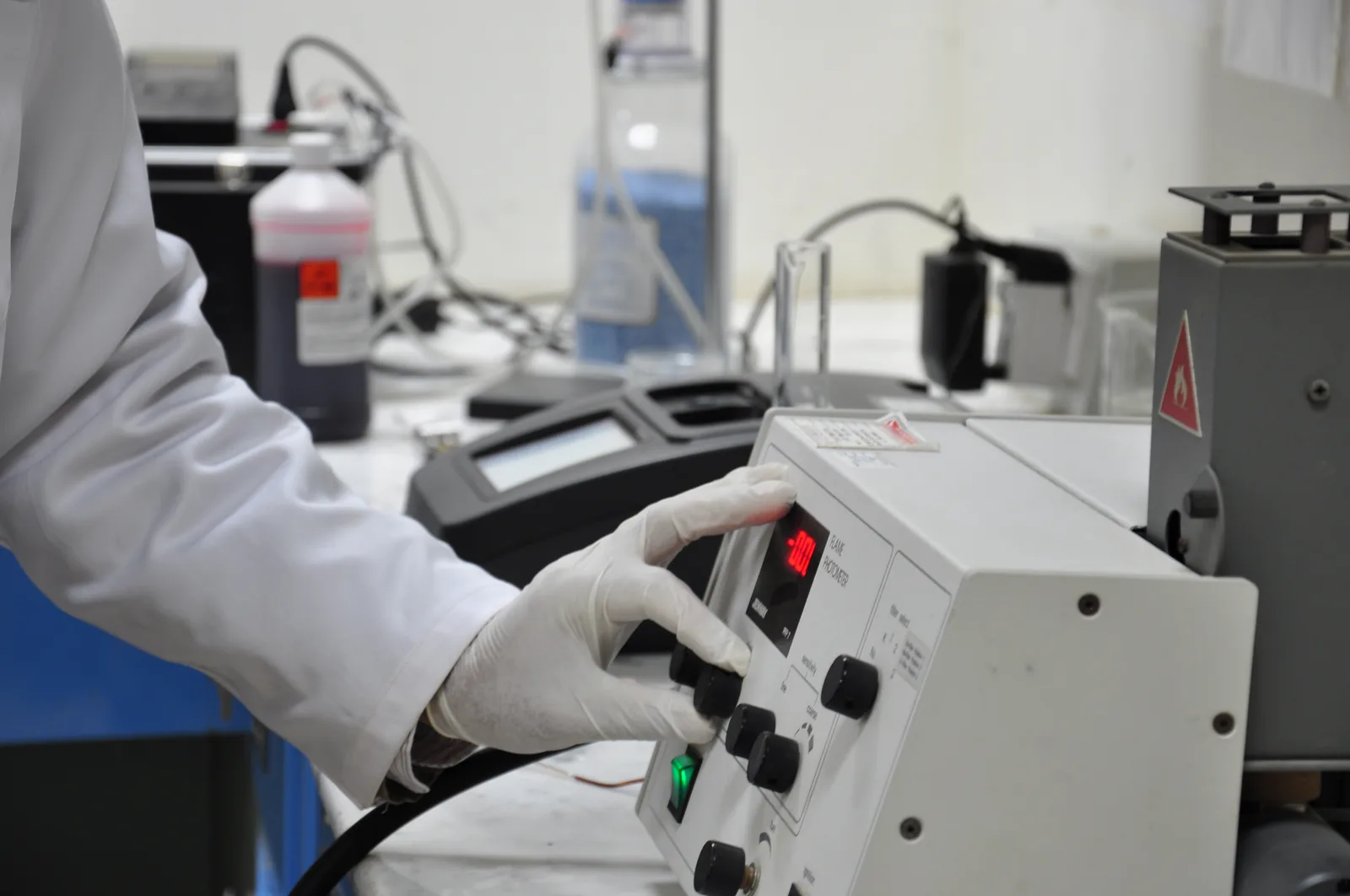 Radiological measurement instruments in the laboratory