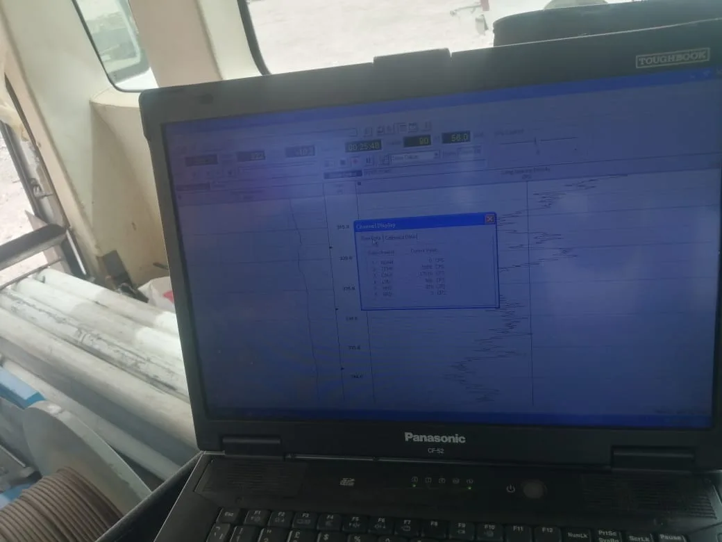 Field geophysical well-logging unit and acquisition screen